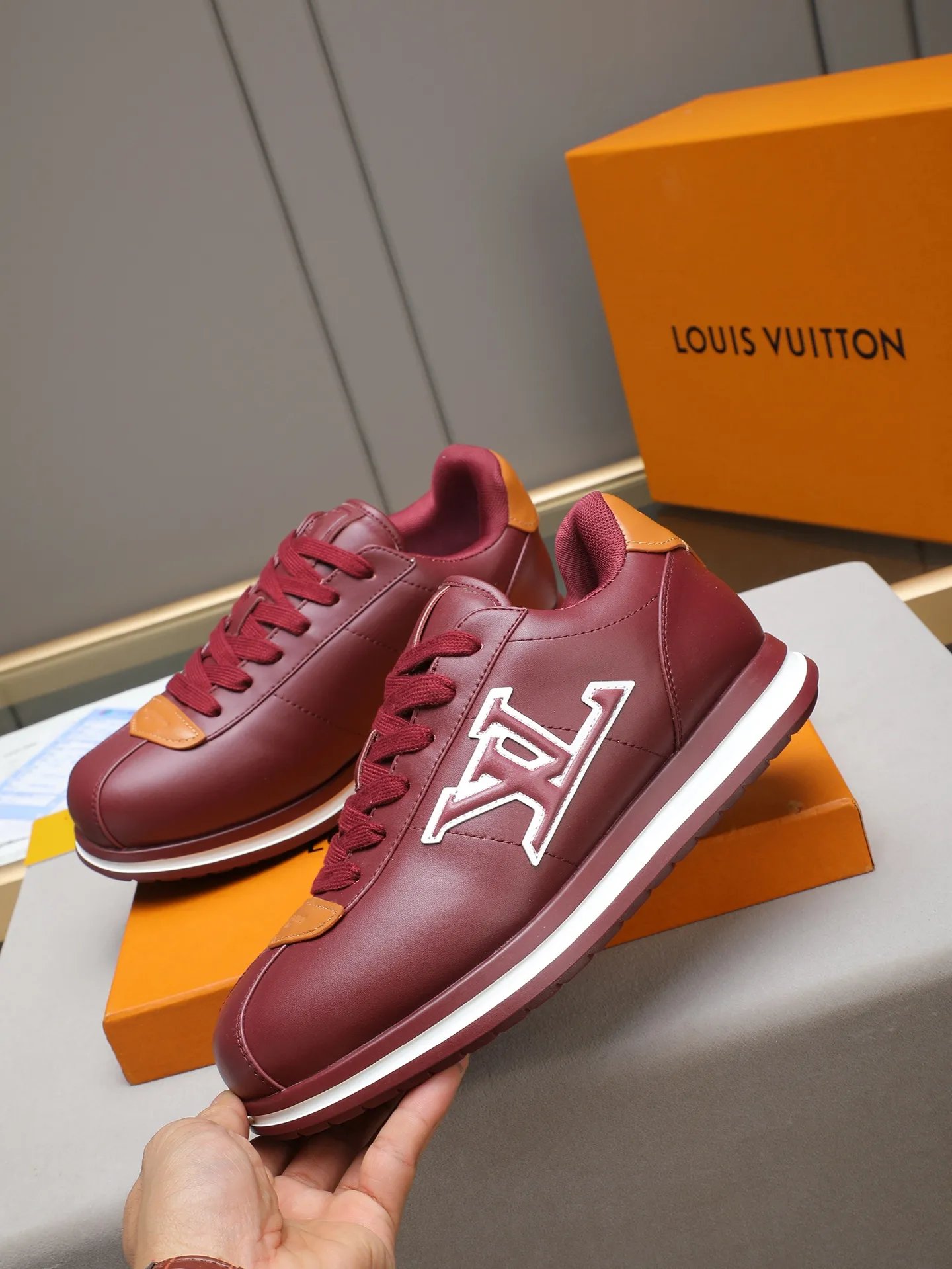 PP560 LV Louis Vuitton L Jialu Brand Runner Tatic Series Thick-soled Casual Sports Shoes Running Shoes Original purchase, development and production This LV Runner Tatic sports shoe combines technical materials such as mesh fabric and ribbons to interpret the inspiration of traditional mountaineering shoes. LV letters are written on one side, the lariat buckle of the quick lacing system is embellished with Monogram flowers and Louis Vuitton logos, and the light and wear-resistant rubber outsole completes the whole. ▪️Fabric: Original imported cowhide + mesh ▪️Inner lining: Original customized breathable mesh ▪️Sole: Original open-molded anti-slip rubber combination material ▪️Size: Men's 38-44 (customized for 45 and 46)